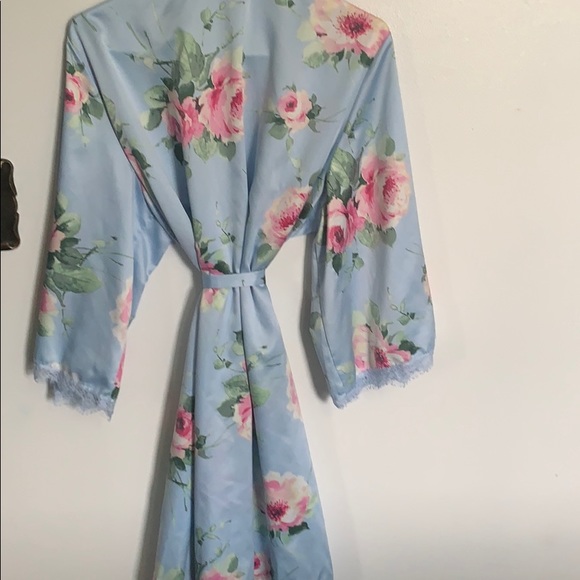 Robe - Picture 2 of 3